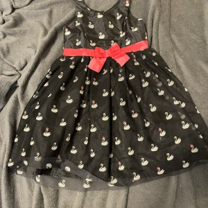 Barn Klänning  - Söt liten barnklänning använd 1 gång. Fraktas möter inte upp. 