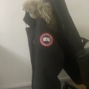 Canada Goose jacka Storlek M - Svart Canada Goose vinterjacka (äkta), modellen Victoria Parkai storlek Medium. Köpt förra året för 10 000kr och använt den endast en vinter, säljer den nu för 5.000 kr men pris kan alltid diskuteras! Jag säljer den pga att jag köpt en ny vinterjacka! Äkta päls medföljer som man kan sätta på och ta av hur man vill. 😀