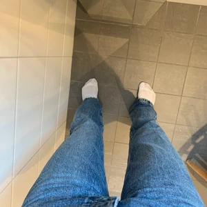 ZARA STRAIGHT LEG JEANS - Jättefina jeans från Zara som jag säljer pga att de är för små. Pris går alltid att diskutera. 💕 kan SÄNKA TILL 150 vid snabb affär.