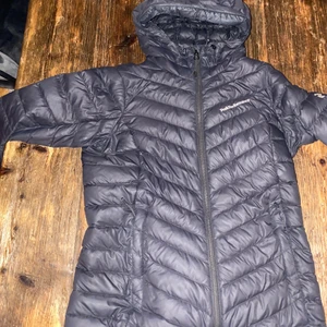 Peak jacka storlek medium S - Plagget är ca 2 år gammalt, ett av luvsnöret har gått sönder. Ett litet hål finns i jackan också men inget man märker av. Fråga gärna om fler bilder 🌸