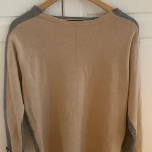 Superfin tröja i 100% kashmir. Märket är M&S collection. Säljer då den inte kommer till användning💕💕 (knappt använd)