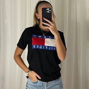 Tommy Hilfiger T-shirt  - Svart (Tommy Hilfiger) T-shirt, aldrig använd, rak modell