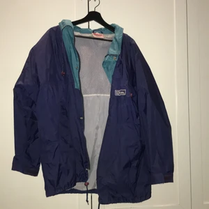 Wilson windbreaker jacket - Blå windbreaker från Wilson som funkar för alla storlekar, snygg och funktionell med en vintage look:) Möts gärna upp för köp i Stockholm annars står köparen för frakten!