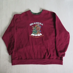 vinröd sweatshirt - Vinröd sweatshirt med broderi på och grön dubbelkrage strl 3X (ca XXL skulle jag tro). Passar bra som oversize om man har mindre strl :) 66 kr spårbar frakt.  Skicka meddelande vid frågor/fler bilder!  Notera att små defekter kan finnas då den inte är ny. Större brister nämns tydligt i annonsen/visas på bild. OBS! Bud är bindande!!!!!!! 