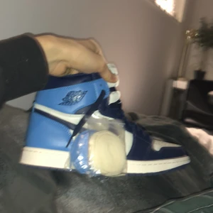 Jordan 1 opisdion high  - Tja säljer mina skit snygga Jordan för att de blev fel stolek på stockx dom är aldrig använda st 43