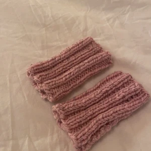 Handledsvärmare  - Säljer ett par egen stickade handledavärmare i garn av en rosa färg med reflex i som syns när något lys mot dem💓