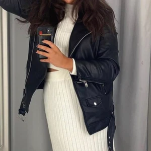 Finaste setet - Säljer nu världens finasye ribbade set från  NAKDW! Tröjan har långa ärmar också! Bara att skriva för bättre bilder🥰 köptes för 699kr, använd kanske 5 gånger totalt!💕 I Strl M men passar nog en S bättre! Går såklart för M också då det är stretchiga material! Säljer även skinnjackan;)