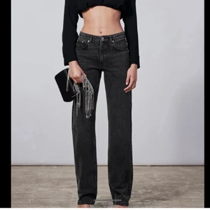 Zara jeans - Säljer dessa helt nya och oanvända zara midwaist jeans med alla lappar kvar, endast testade💕 väldigt populära och helt slutsålda💕 buda!!
