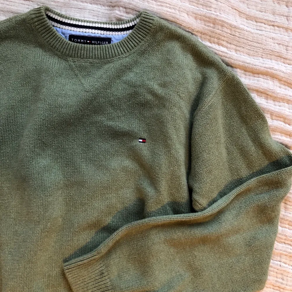 Säljer en stickad tröja från Tommy Hilfiger i färgen grön! Storlek L men sitter som Medium. Den har haft 2 små hål i ena ärmen, som jag sytt igen (se bild 2) Annars är den i bra skick! (har köpt den second hand)  💚 Frakt tillkommer!. Tröjor & Koftor.