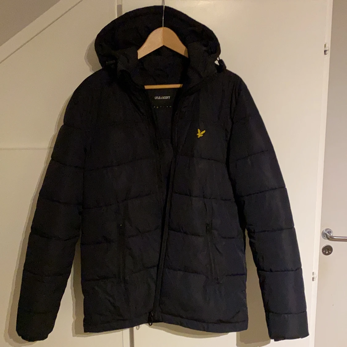 Svart jacka, Lyle & Scott