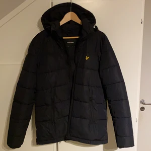 Svart jacka, Lyle & Scott - Svart jacka från Lyle & scott, skön passform och perfekt till vintern. Storlek S men för mig som är 187 är den precis lite liten. Passar alltså bra på både medium och small. Säljer pga nyinskaffade jacka. Kan mötas i Stockholm, leverans ingår inte. Pris kan diskuteras. Originalpris 1795kr. 