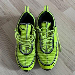 Nike Spiridon Neon yellow - Säljer mina nike spiridon som jag älskar pga att jag uppdaterar skogarderoben. Är i mycket bra skick och ser nya ut! 