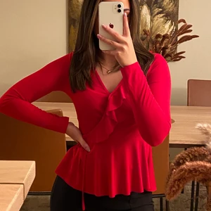 Omlott tröja   - Röd omlotttröja, perfekt att ha under julen. Använd en gång och är i väldigt bra skick. Storlek xs 🎄✨