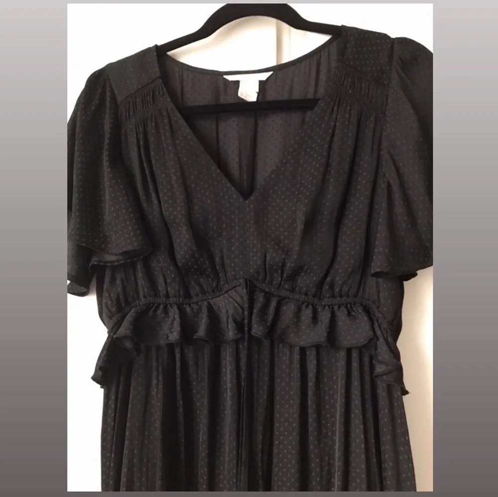 En svart klänning från H&M i storlek M, sparsamt använd och i fint skick ✨ egentligen från Mama-avdelningen/kollektionen men fungerar bra med eller utan bebismage - superfin fit och funkar nog på S-L 🦋 . Klänningar.