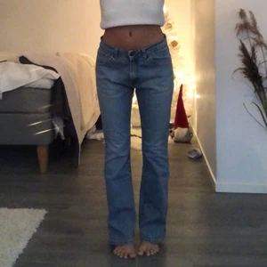 Lågmidjade Levis jeans - Så snygga lågmidjade Levis jeans som tyvärr inte kommer till användning🌟 passar xs/s jag på bilden är ca 160 men står på tår på första bilden så se bild 2 för längd. Skriv för fler bilder🌟🥰