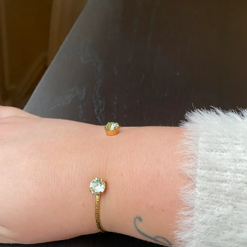 Caroline Svedbom armband med corqll grön stenar💚💚💚 justerbar storlek❤️‍🔥. Accessoarer.