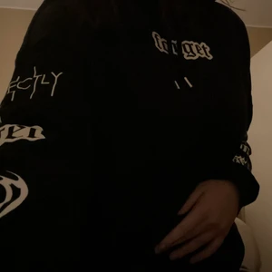 Hoodie med tryck - En oversized!! hoodie från HM, med tanke på detta är storlek XS.☺️ Tryck på framsidan och sedan längst ned armarna, superskönt material och sitter så skönt 😋 Frakt tillkommer, går att diskutera! 