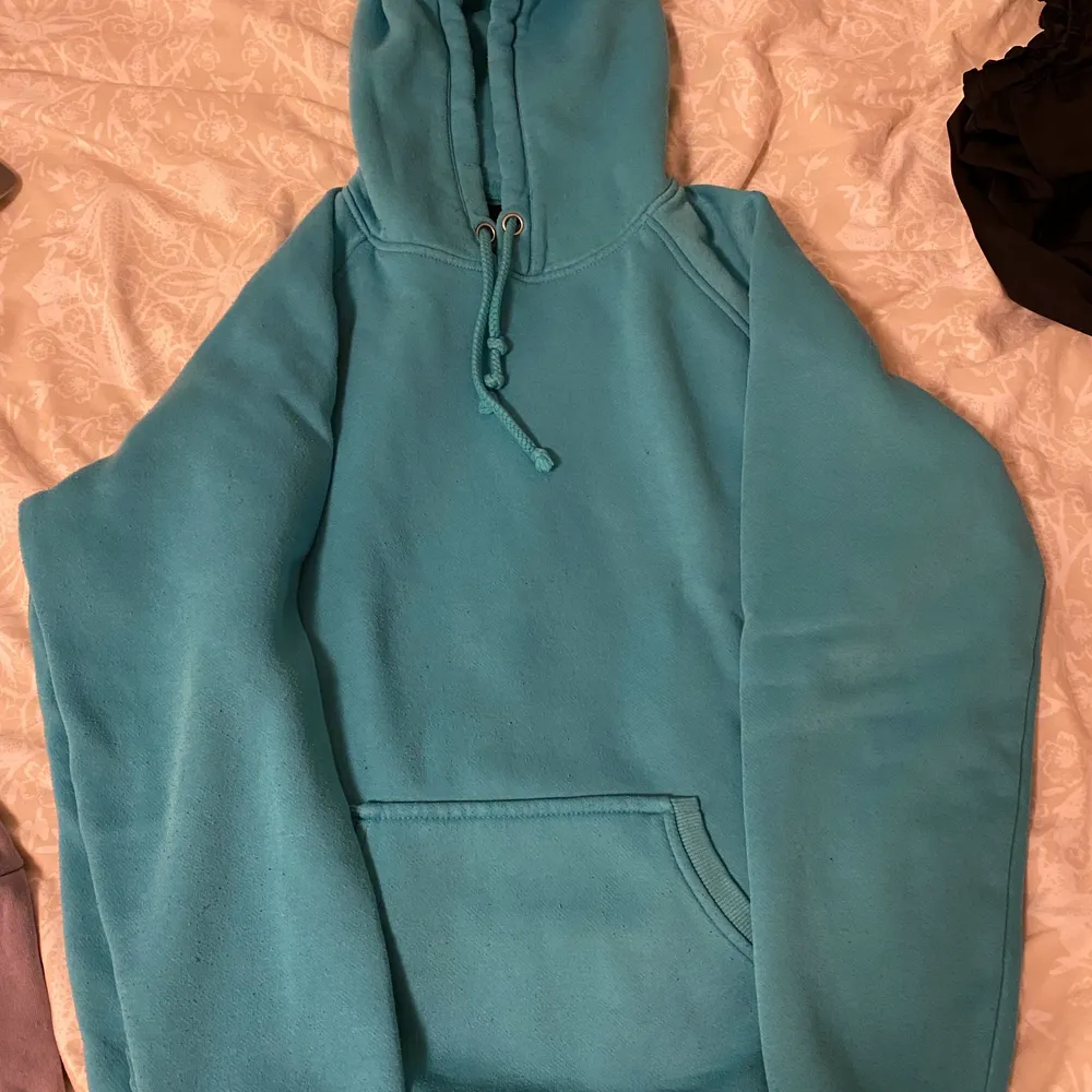 En oversized hoodie i superfin turkos färg med en stor ficka framtill som får plats med mobil och annat! Perfekt för att chilla i, ta en joggingtur i eller att träna på gymmet med! . Hoodies.