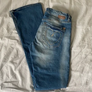 Jeans - Säljer mina super söta jeans eftersom de inte kommer till användning längre! Hör av dig om du undrar något eller är intresserad att köpa dom❤️