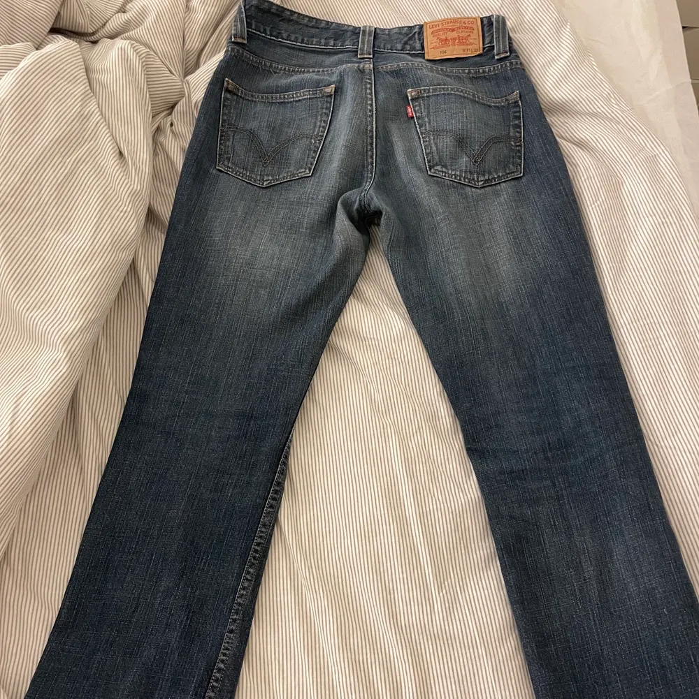  Storlek W31 L32 och passar mig som brukar ha S i jeans och är 167cm . Jeans & Byxor.