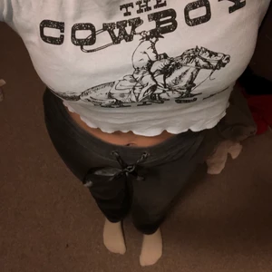 Har inget märke - Storlek: XS 🤍Från: H&M🤍 PRIS: 15 kr🤍 Frakten på denhär t-shirten/ magtröjan är 50kr! 🤍Om du har frågor om tröjan så kontakta mig!