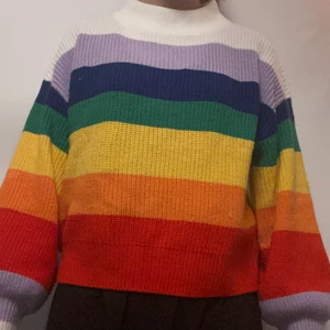 Monki tröja stl. M - Randig färgglad tröja från Monki. Livar upp i vintermörkret:)