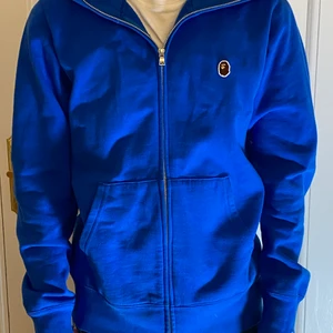BAPE Zip Hoodie Blå - BAPE Zip Hoodie Blå Storlek M bra skick  Nypris 2500 Pris 1300 Ring eller SMSa 0708942932