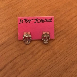 Dödskalle örhängen  - Jag säljer ett par dödskalle örhängen, aldrig använda! Köparen betalar frakt :)