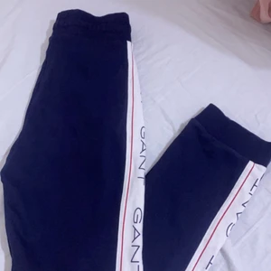 Gant Byxor - Slutsålda Gant byxor köpta för ca ett halvår sedan men använda bara 3 gånger så nästan helt nya. Väldigt fina men säljs för att de inte kommer till användning. Mörkblåa. Nyskick. Nypris ca 999. Kan mötas eller fraktas. Kan även skicka fler bilder 