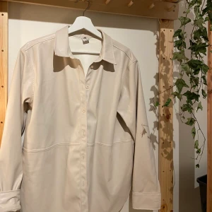 Skjorta - Fejk läder skjorta storlek M, från urban outfitters. Fint skick näst intill aldrig använt. Nypris 600kr❤️