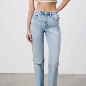 Låg midjade jeans - Säljer mina ÄLSKADE låg midjade jeans då jag inte alls får användning för dom knappt använda! Skriv för fler bilder💋💋 frakten måste jag kolla upp så har satt in den på 0 just nu för vet inte den i nu läget
