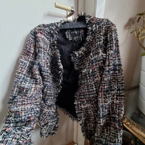 Jacka  - Jacka med snygg slitning!