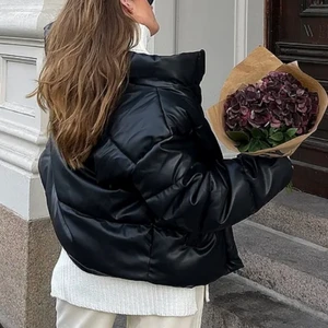 Vinterjacka i skinn - Säljer nu min vinterjacka i fakeskinn, inhandlad förra året för 800 kr. använd men i bra skick!!💛