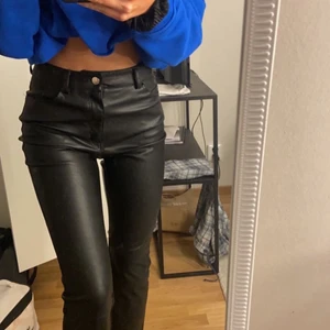 Skinnbyxor - Säljer skinnbyxor från h&m då jag har andra liknande hemma. storlek 38 men jag är vanligtvis 34-36 så passar även er beroende på hur man vill att dom sitter.💕💕💞 (köparen står för frakt)