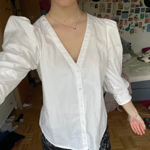 Blus från Monki  - Säljer denna super fina blus från Monki💕 bra skick. Hör av dig vid frågor eller funderingar💞 köparen står för frakt 📦 (24kr)