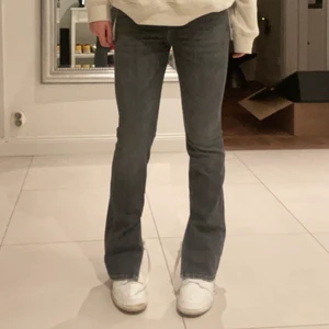 Low waisted jeans - Jag säljer mina assnygga low waisted jeans från Seven. Prislappen är kvar och jag har aldrig använt! Jag köpte de på NK för ca 1 månad sen, för 2495 kr. Jag säljer de för 1000 kr! 🥰 