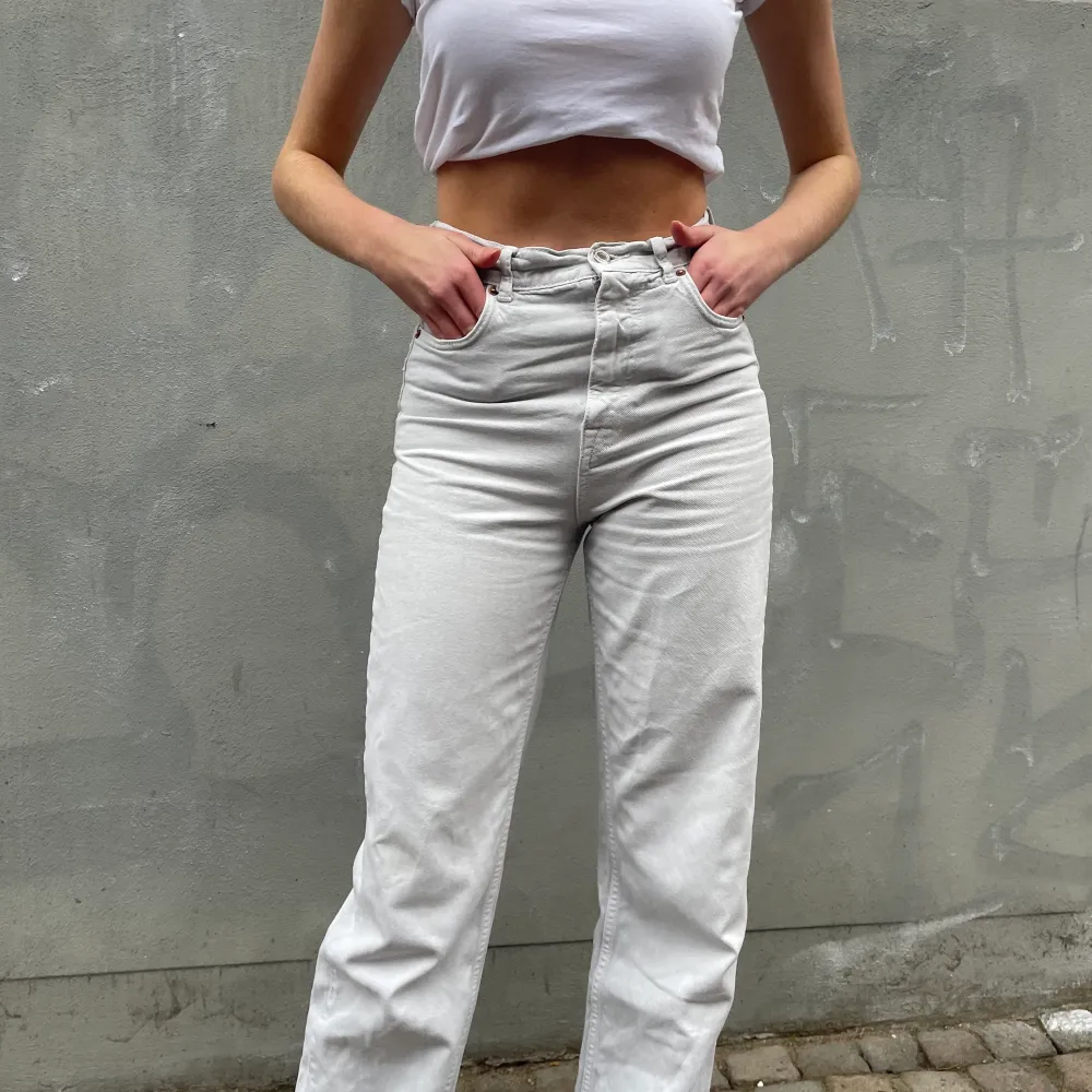 Grå ZARA full-length Jeans.💙💙 midjemått insida: 71 cm Innerbenslängd: 92 cm. Modellen på bilden är 174 cm lång. . Jeans & Byxor.