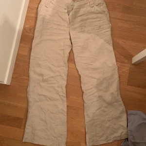 Linne byxor - Jättefina lågmidjade beigea linnebyxor. Sista bilden är lånad från tjejen jag köpte dem från!❤️ jag är 170