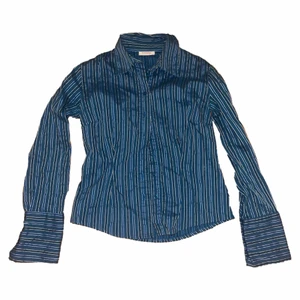 Blå skjorta - Blå randig skjorta med glittriga detaljer😍