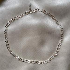 Handgjort halsband i 925 silver av mig. 42 cm långt (ca storlek s) men går att ha kortare. Se min Instagram @scillasmycken för mer :)