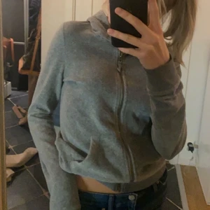 Grå zip hoodie - Mysig grå zip hoodie bra skick 