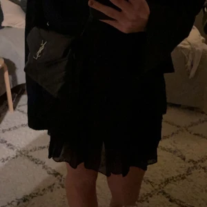 Kjol - Säljer nu denna snygga kjol från Raglady, Göteborg! Den är köpt i sommras för 600kr och går inte att får tag på längre. Jag har använt den ett fåtal gången så skulle säga att den är som ny. Perfekt nu till vintern med strumpbyxor under. 💖💖Dåliga bilder så fråga gärna om du vill se den bättre i dagsljus!                                                     Pris går att diskuteras👍🏽