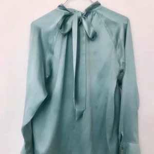 Birgitte Herskind silkeskjorte - Isblå Birgitte Herskind silkeskjorte. Fine detaljer på ærmer. Passer str 36/38/40