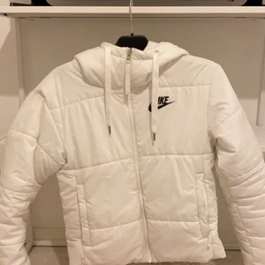 Nike jacka - Säljer denna superfina nike jacka! Nytvättad och knappt använd. Den går även att vända ut och in om man vill ha det stora nike märket på ryggen (se bild 3). Frakten kostar 66 kronor och är spårbar ❤️ kontakta mig om du är intresserad!