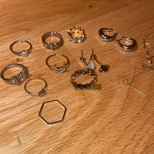 Smycken  - Massor av olika smycken! Pris varierar så skriv så kan man få mer bilder osv💕