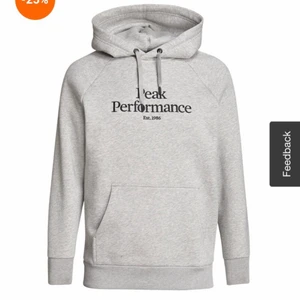 Peak performance  - Skriv för mer bilder🤍 Inte så använd tjocktröja väldigt varm och skön säljer då den är lite för taight för mig nu. Jag köpte den för 999kr