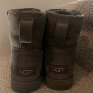 Uggs - Säljer dessa supersnygga låga grå uggsen i storlek 37, i super skick bäst intill nya, köpta på plick förra ägaren sa att dom va äkta dock har jag inget äkthetsbevis så kan itne garantera!💓 passar 38