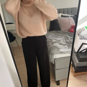 Ljusrosa stickad tröja  - Ljusrosa stickad tröja från hm. Något nopprig. Strl xs. Pris 100 kr+ frakt💗💗💗