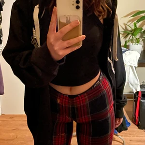 Cool zipup hoodie - Väldigt frän, oversized!!! zipup 😻 skönt tryck både fram och bak, lagomt använd ☺️ Storlek XL av märket Rainbow! Skön, stor men sjukt passande för alla typer av outfits 🙂 frakt tillkommer