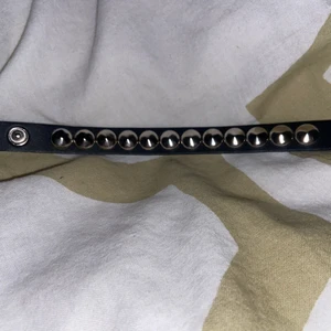 Armband  - Säljer detta fina armband så verkligen ä sjukt snyggt har bara aldrigt kommit till användning tvär önska men den kommer inte tilll det den är från shine men ish nitar lite runare men verkligen sjukt snyggt🤩